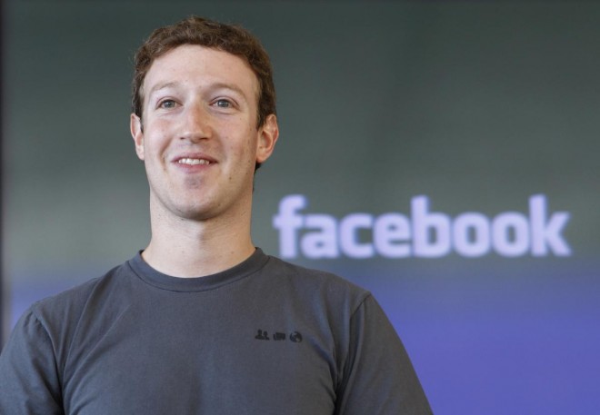 Марк на фоне Facebook